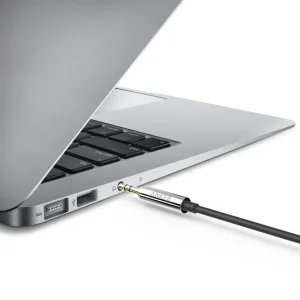 کابل انتقال صدا AUX انکر مدل A7123 1 کابل انتقال صدا Anker A7123 در حال اتصال به لپ تاپ
