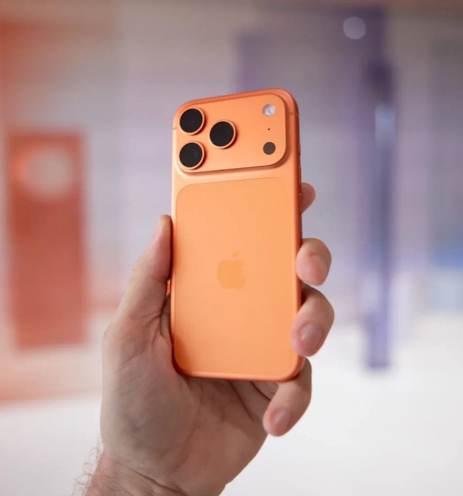 iphone17 pro max color in hand 1 معرفی آیفون 17 مشخصات، رنگ ها و قابلیت های جدید + تصاویر