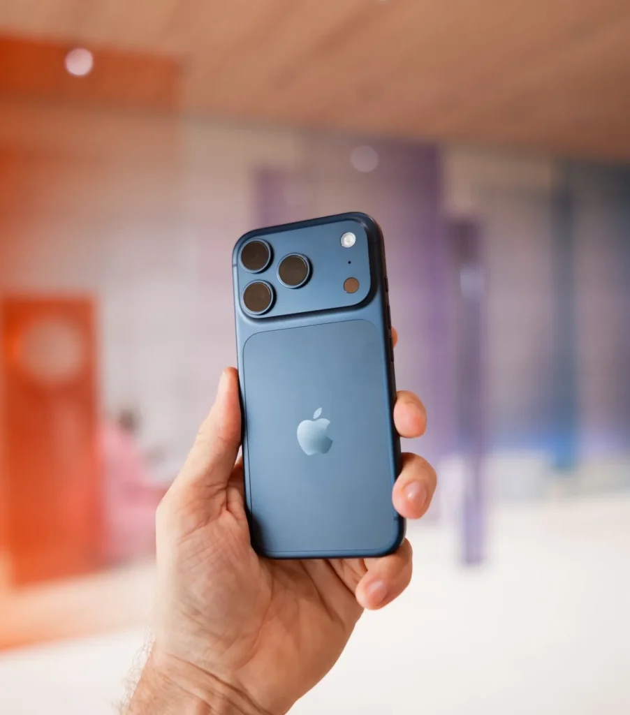 iphone17 pro max color in hand 2 معرفی آیفون 17 مشخصات، رنگ ها و قابلیت های جدید + تصاویر