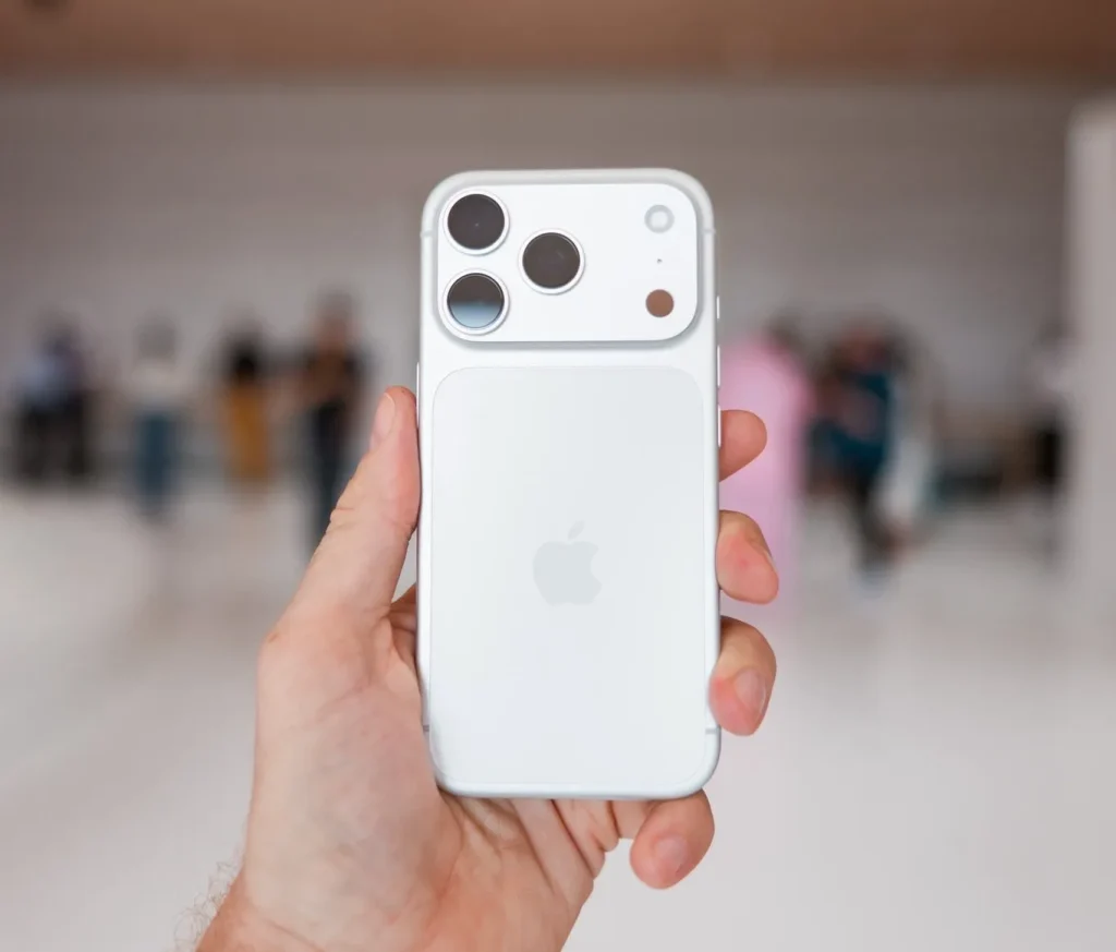iphone17 pro max color in hand 3 معرفی آیفون 17 مشخصات، رنگ ها و قابلیت های جدید + تصاویر